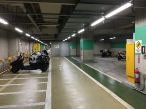 渋谷区役所前公共地下駐車場のバイク駐輪スペース