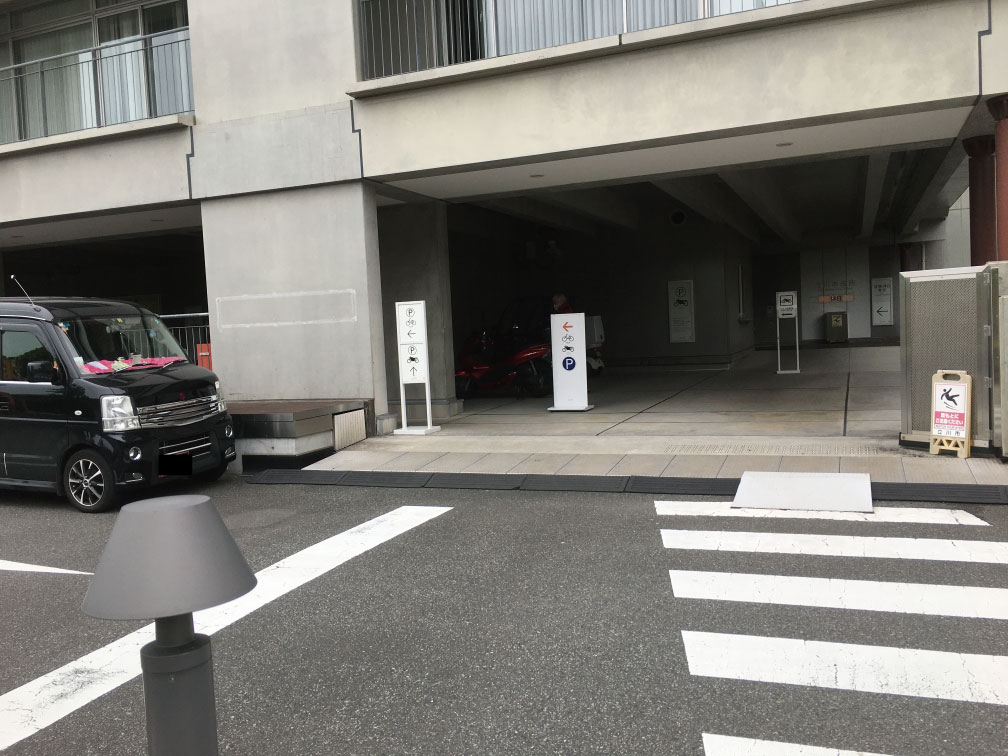 立川市役所バイク置き場入口